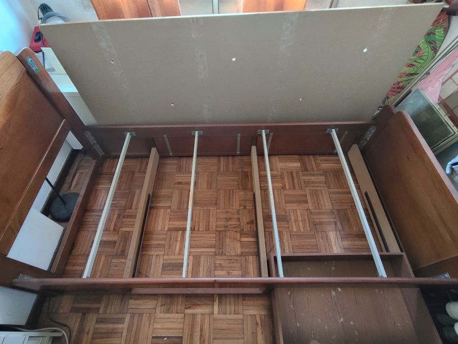 Cama de solteiro em madeira maciça com colchão incluído