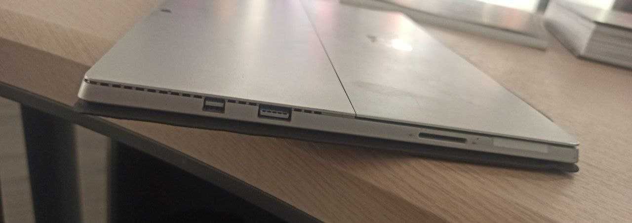 Мicrosoft surface pro 4  1724 8/256Gb у дуже гарному стані