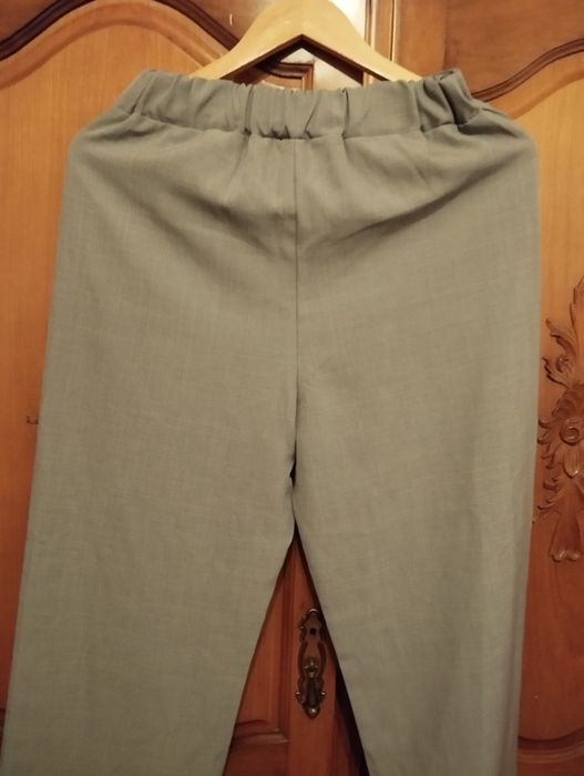 Calças clássicas novas.