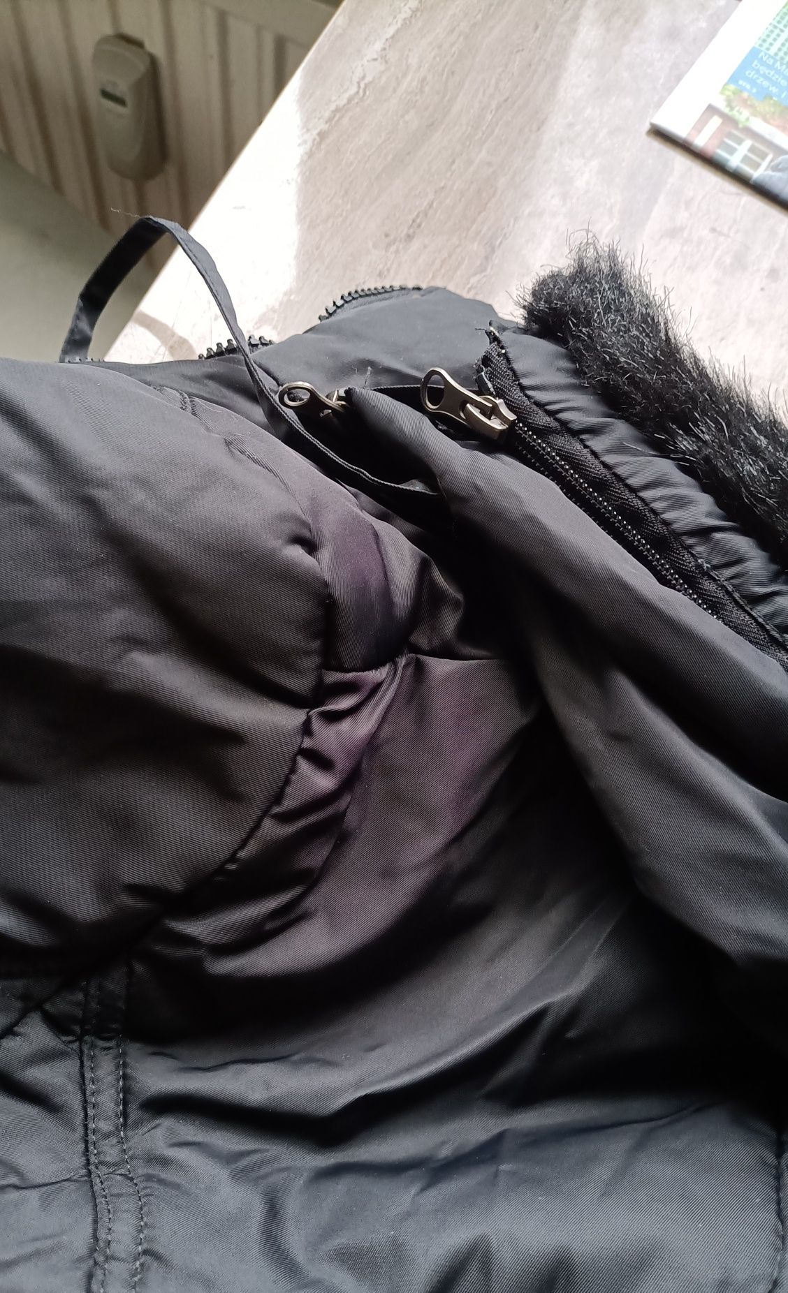 Czarna kurtka zimowa z paskiem. Dt Collection