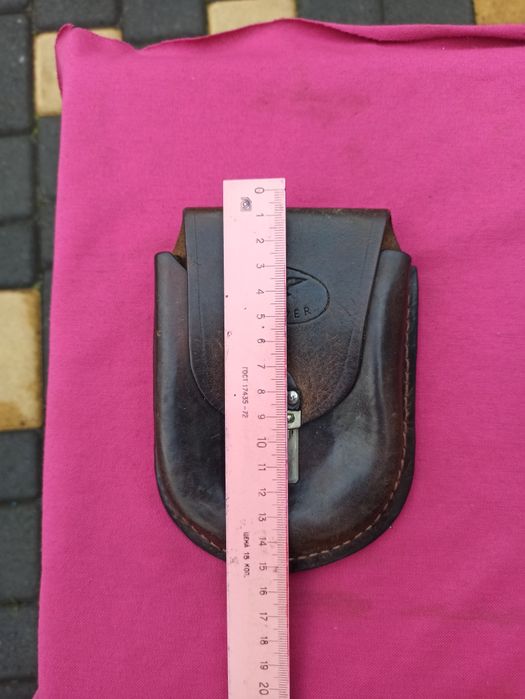 Чохол шкіряний з застібкою.