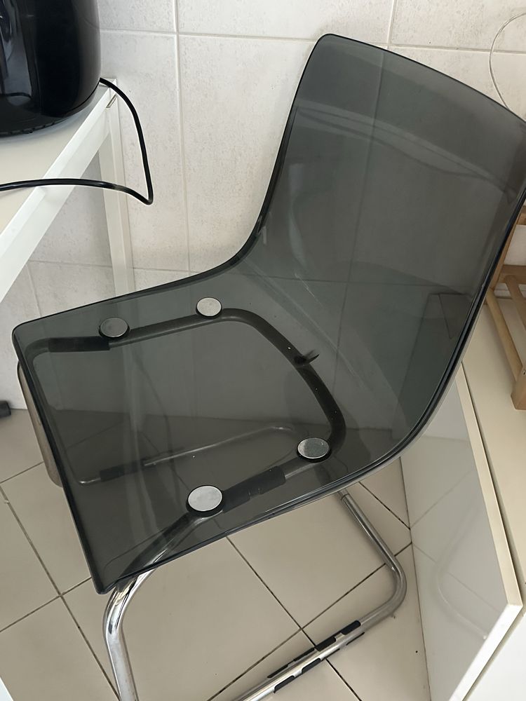 2 x Cadeiras de design moderno em acrílico fumado e metal cromado