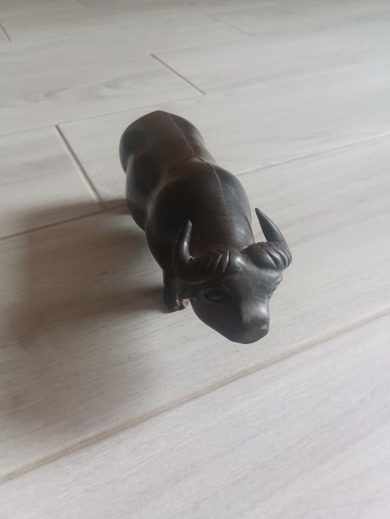 Escultura em pão preto .