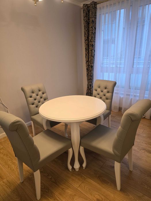 Stół okrągły Ludwik biały + 4 krzesła Chesterfield, rozkładany
