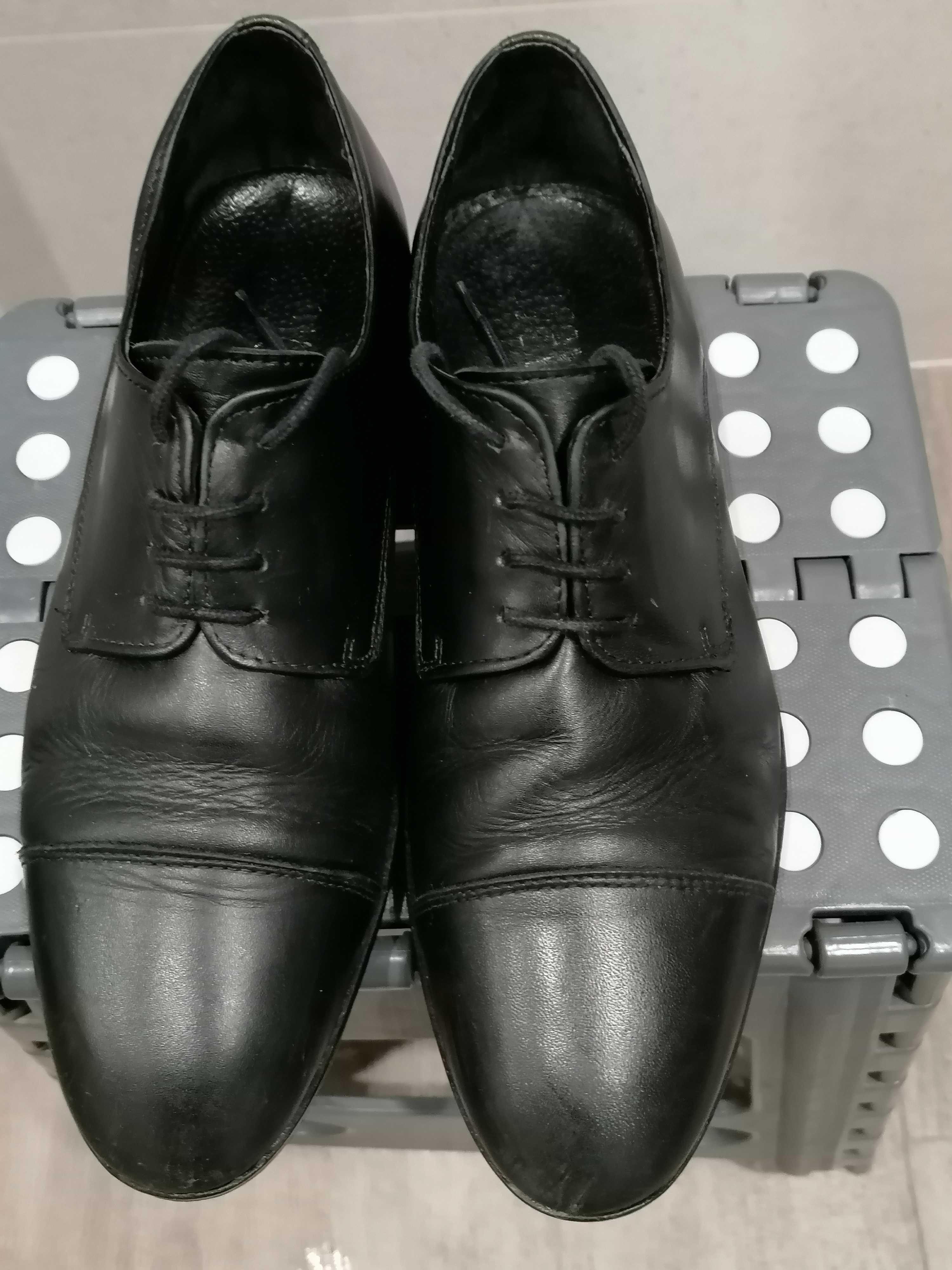 Sapatos elegantes em pele preta