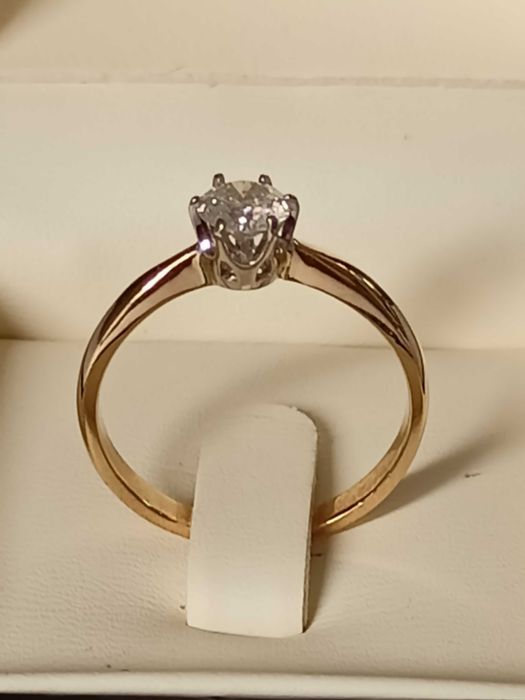 Złoty pierścionek 585 z brylantem 0,53ct (certyfikat )