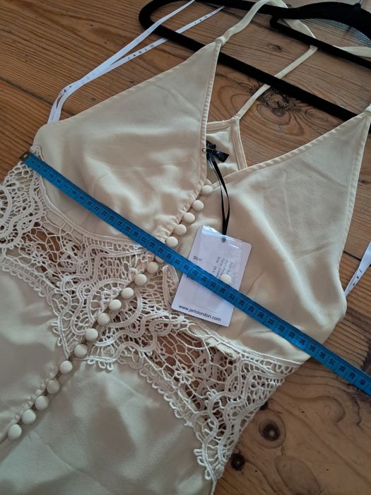 Zmysłowa sukienka Jarlo Kremowa Nowa