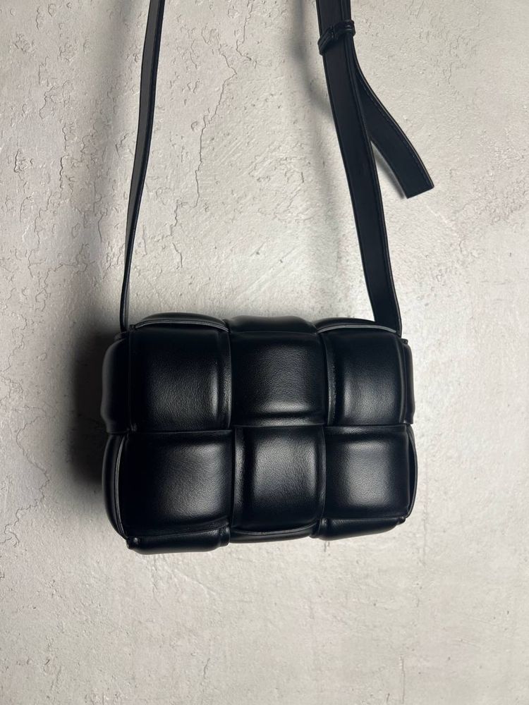 Культова сумка Bottega Veneta Cassette Mini Padded Bag