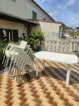 7 cadeiras e 1 mesa de jardim
