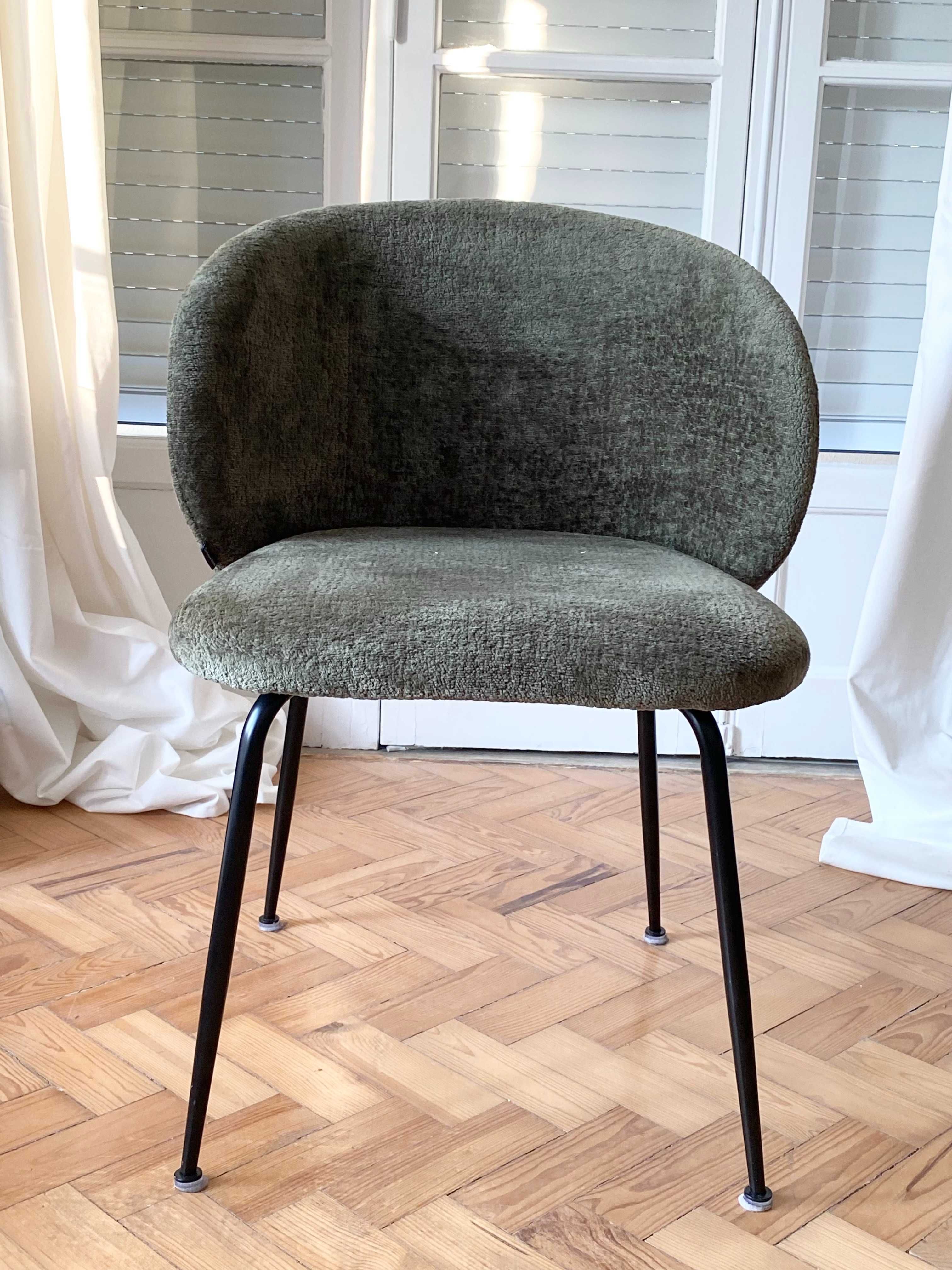 Mesa exclusiva com pedra e estrutura personalizada e 8 cadeiras