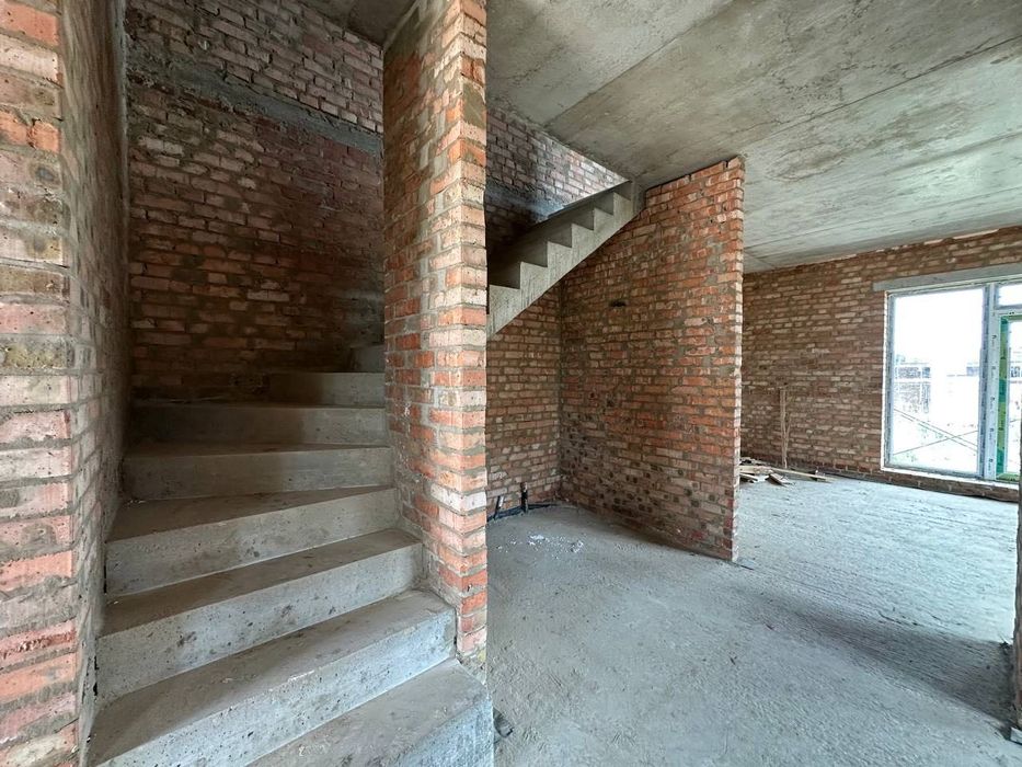 Продам сучасний двоян в м. Рівне. 1 лінія масиву Макарова.