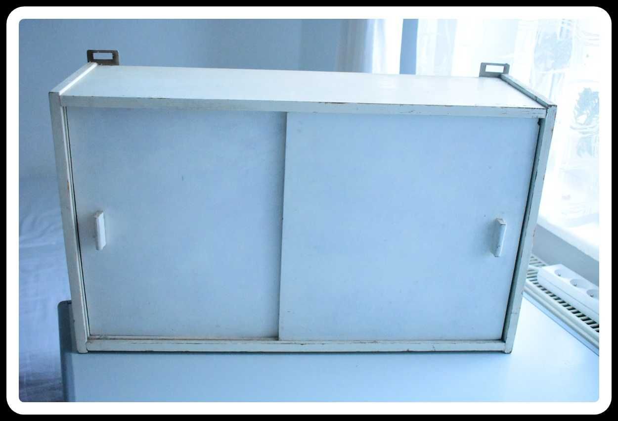 Stara szafka łazienkowa z szybą aptekarka wisząca