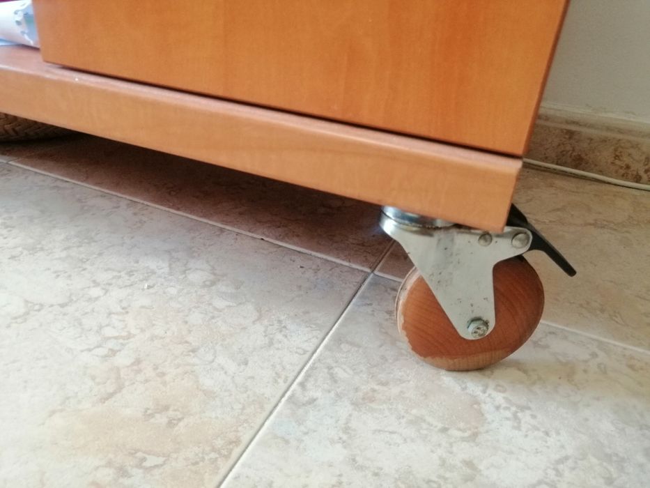 Mesa de TV em madeira com duas gavetas e com  tomada eléctrica