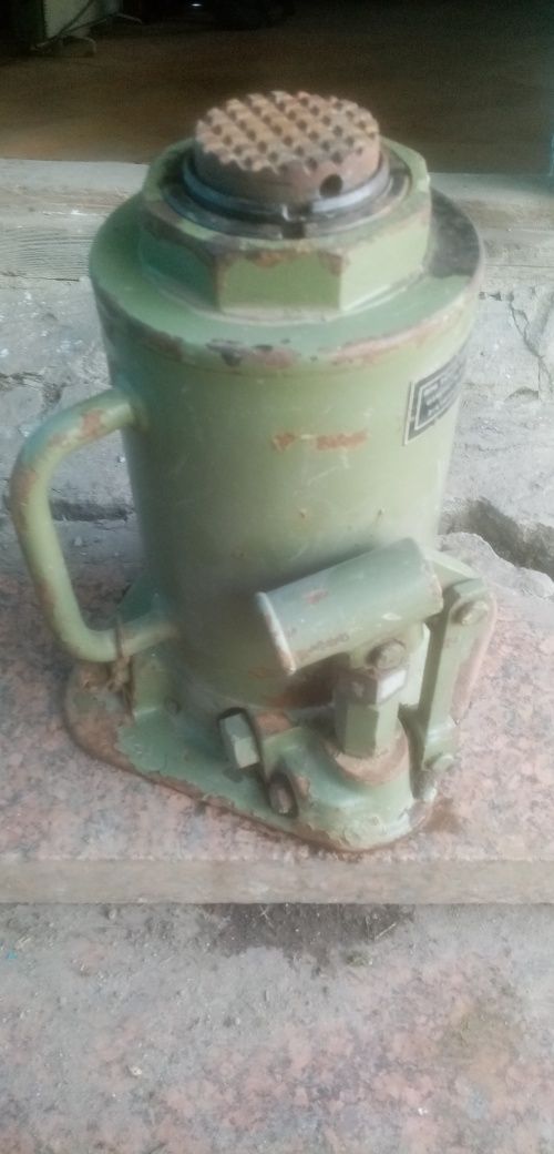 Продам домкрат 40 тон.