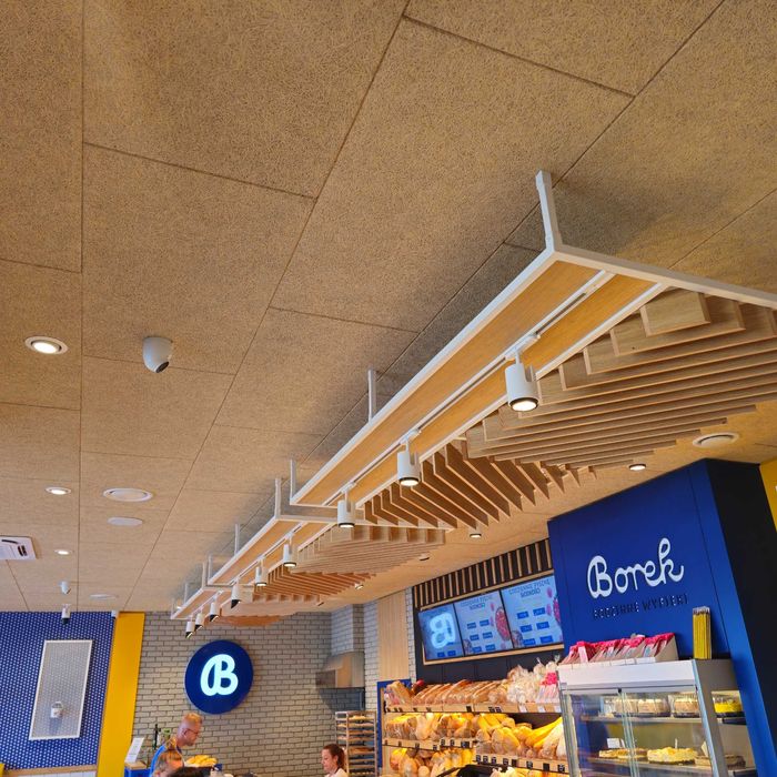 Sufit podwieszany kasetonowy modułowy Heradesign wióry drzewny Hera