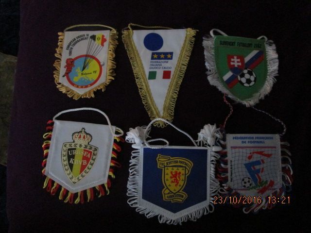 Conjunto de 6 pequenos galhardetes de equipas Estrangeiras