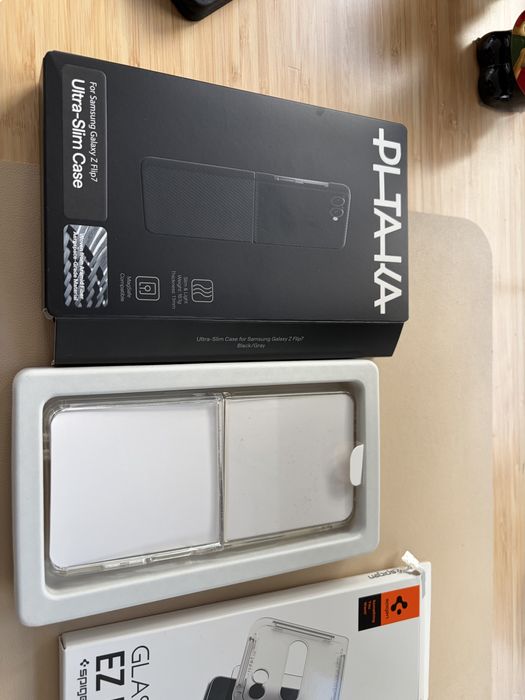 Samsung Z Flip 7 • 512GB • Como novo • C/ Capas / Proteção de Ecrã