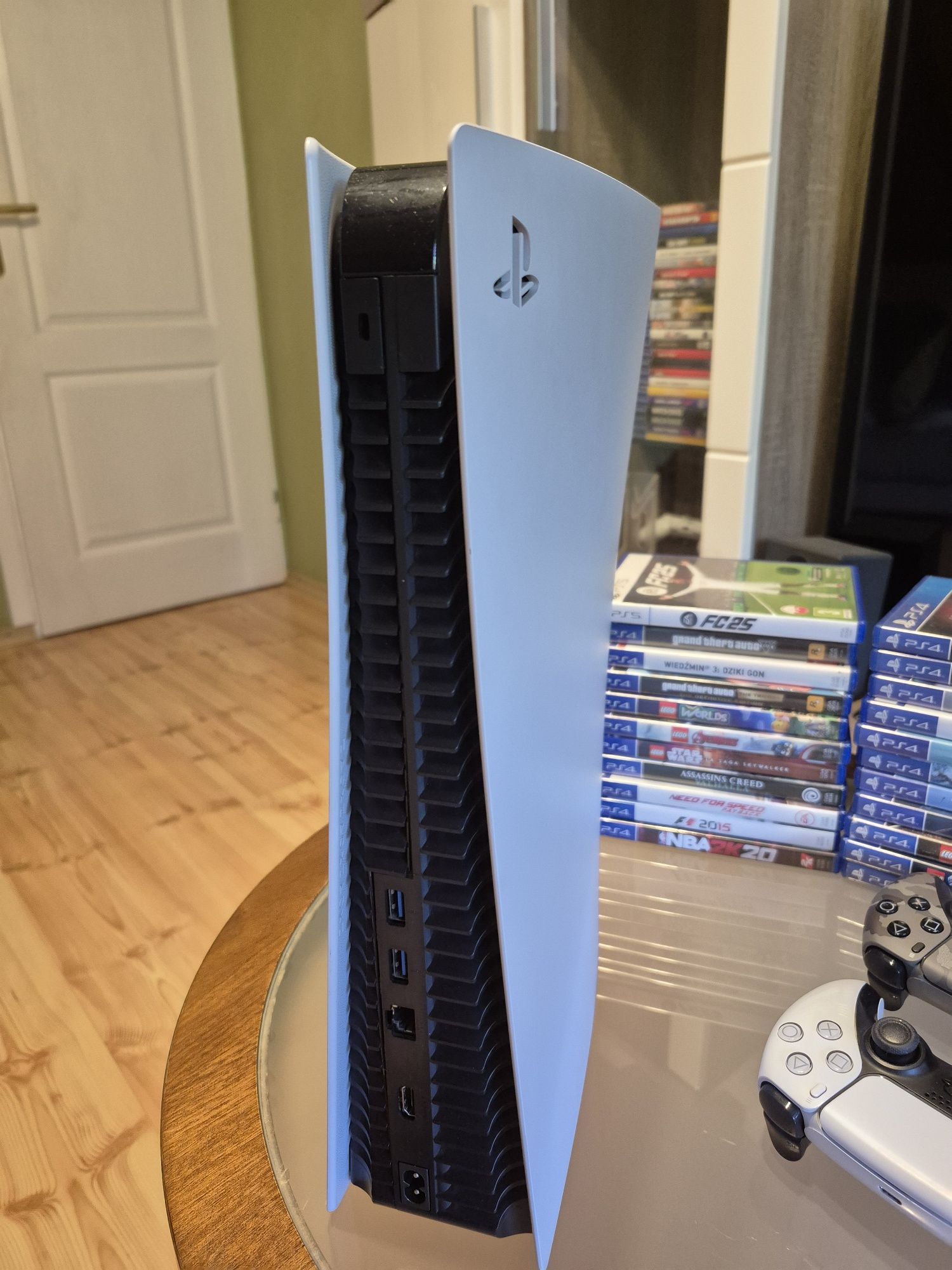 PlayStation 5 Ps5 z napędem. Stan idealny. 2 pady, gry