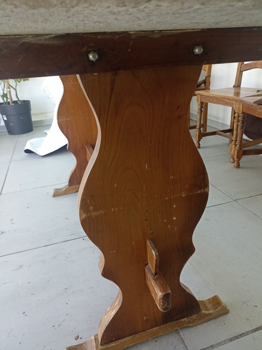 Mesa em granito e pés de madeira