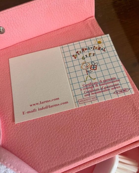 Caixa de bebé com detalhes em prata com acessórios incluidos