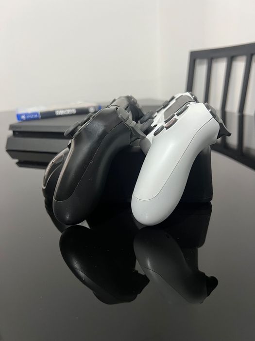 PlayStation 4 com 500GB+ Jogo “FARCRY5”+ 2 Comandos, Carregador+cabos