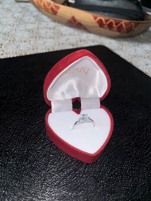 Pierścionek zaręczynowy-Białe złoto, topaz, diamenty po bokach