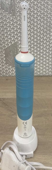 Szczoteczka Elektryczna Oral-B Vitality D12 + ładowarka