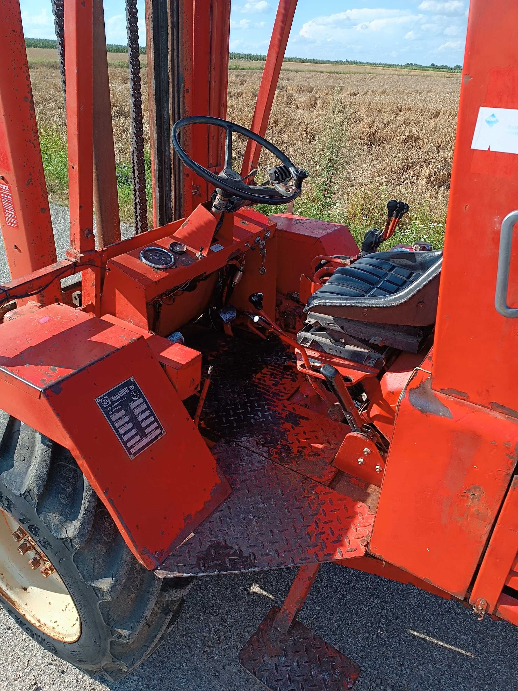 Wózek widłowy terenowy Manitou MC200.