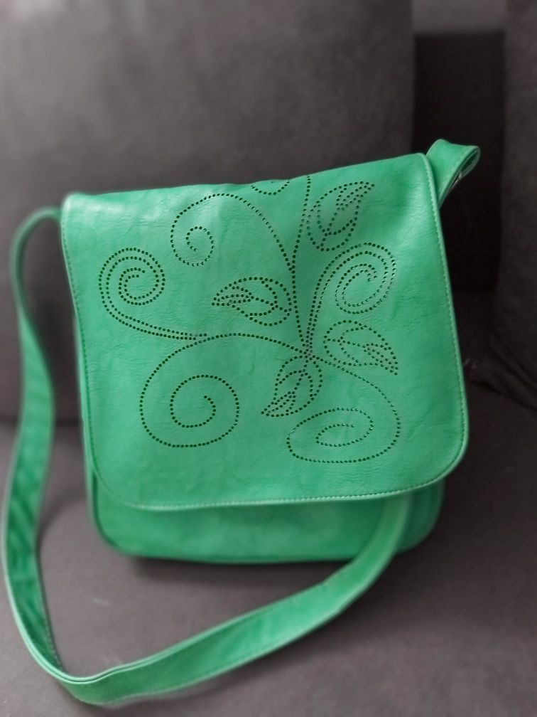 Piękna zielona torebka na lato