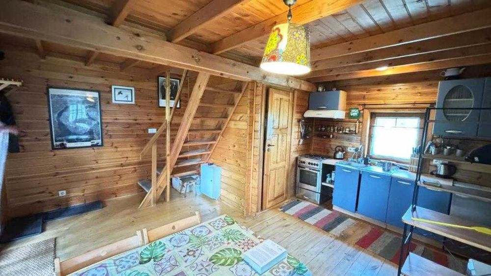 Drewniany domek na skraju lasu koło Kazimierz Dolny Janowiec nad Wisłą