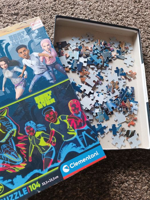 Puzzle 104 peças BRILHA no escuro