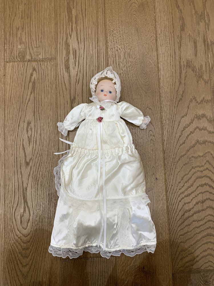 Piękna lalka porcelanowa