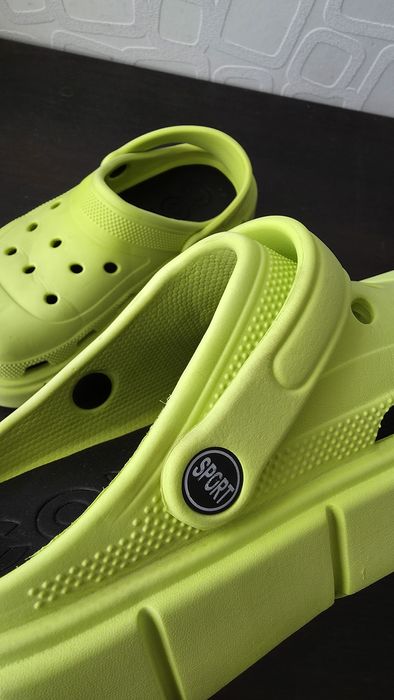 Крутые кроксы салатового цвета