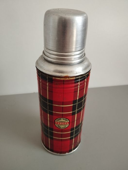 Termo e lata de bolacha triunfo