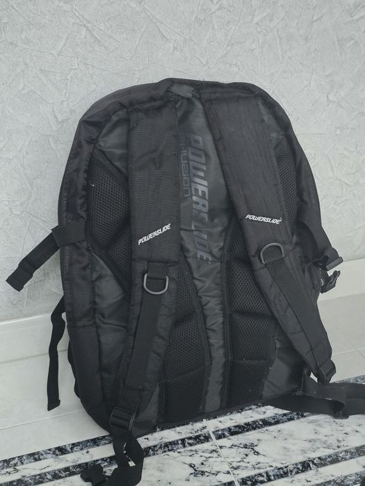 Patins de velocidade e mala de viagem