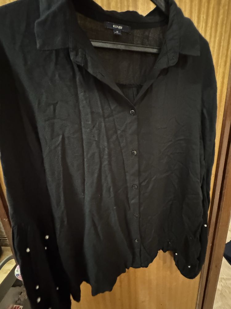 Camisa preta com pérolas e manga balão
