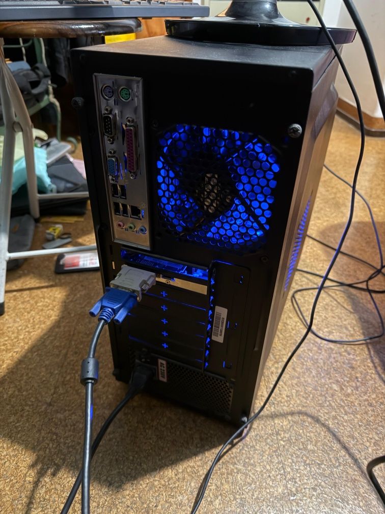 Computador fixo, com rato , teclado e monitor