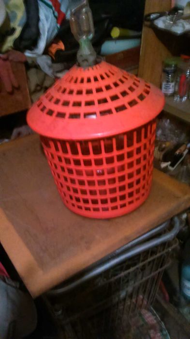 butla-gąsior w plastikowym koszu 34l