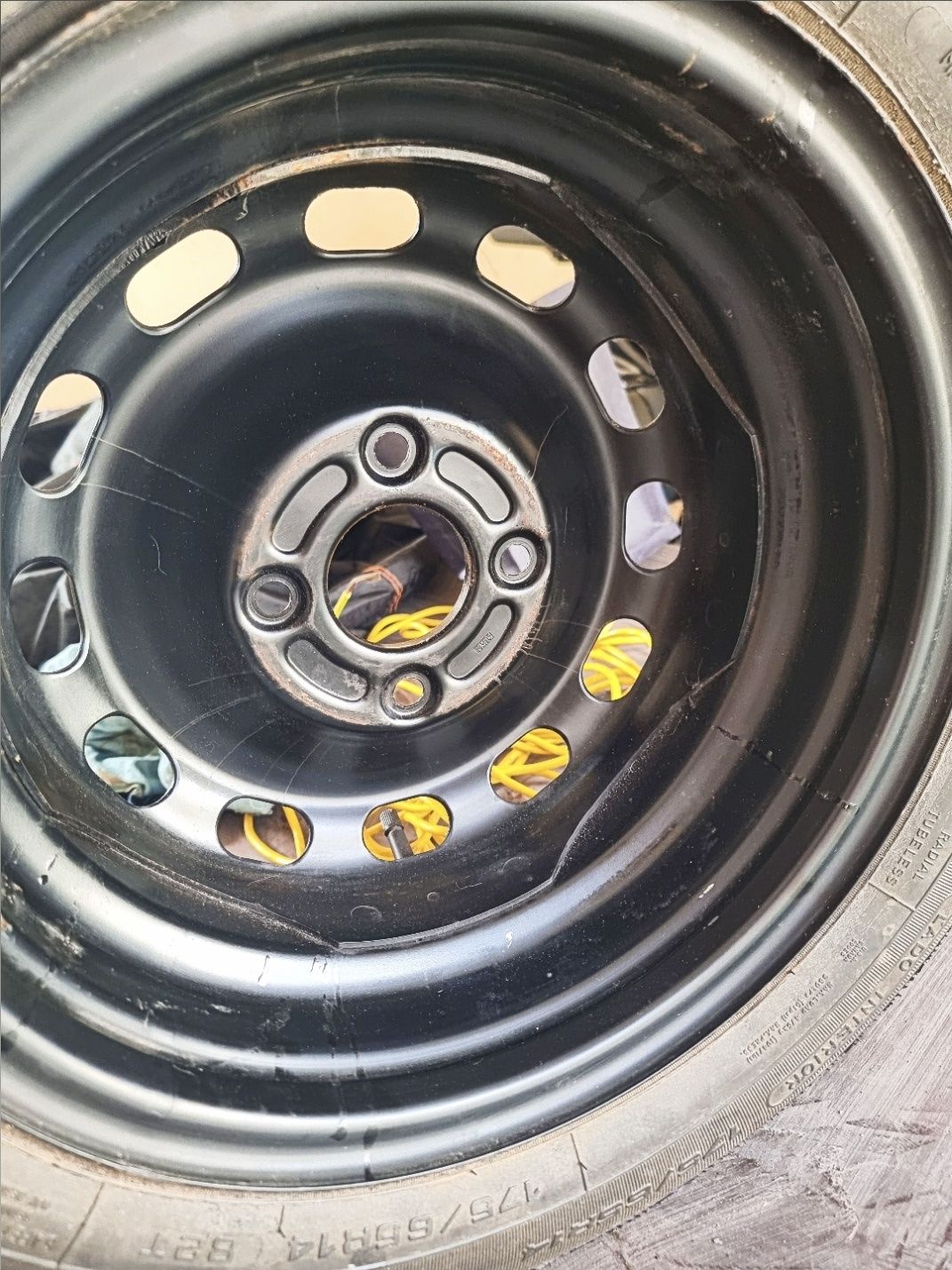 Pneu Goodyear 175/66 R14 com jante de ferro