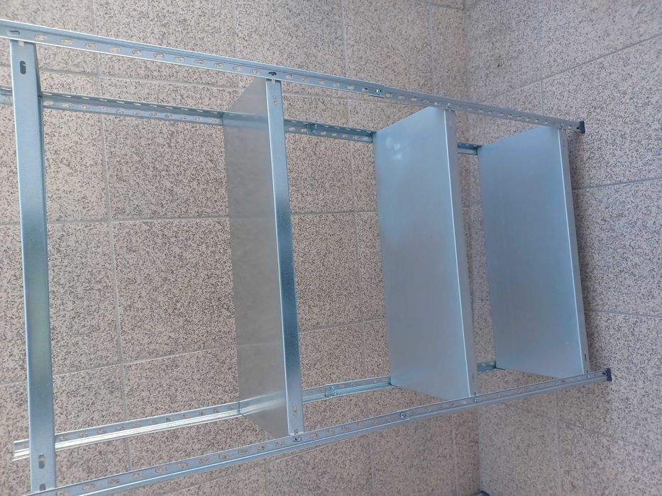 Vendo Estante de Alumínio com 4 prateleiras