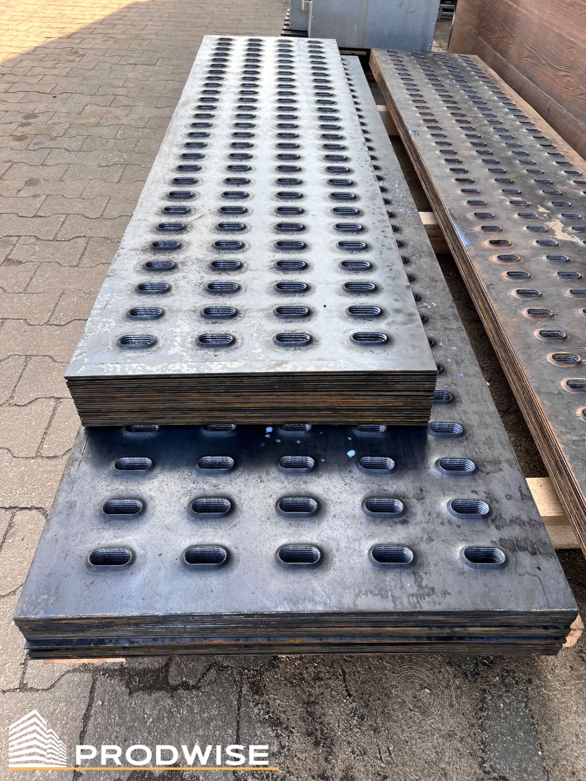 Blacha stalowa otworowana Lohr 750 x 3000mm / 3m (na przyczepy lawety)