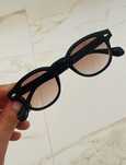 Óculos de sol vintage cor preto com lentes acastanhadas