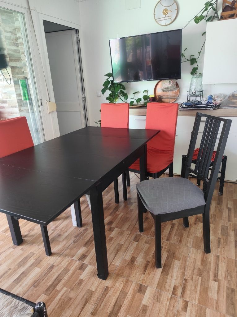 Mesa e cadeiras IKEA