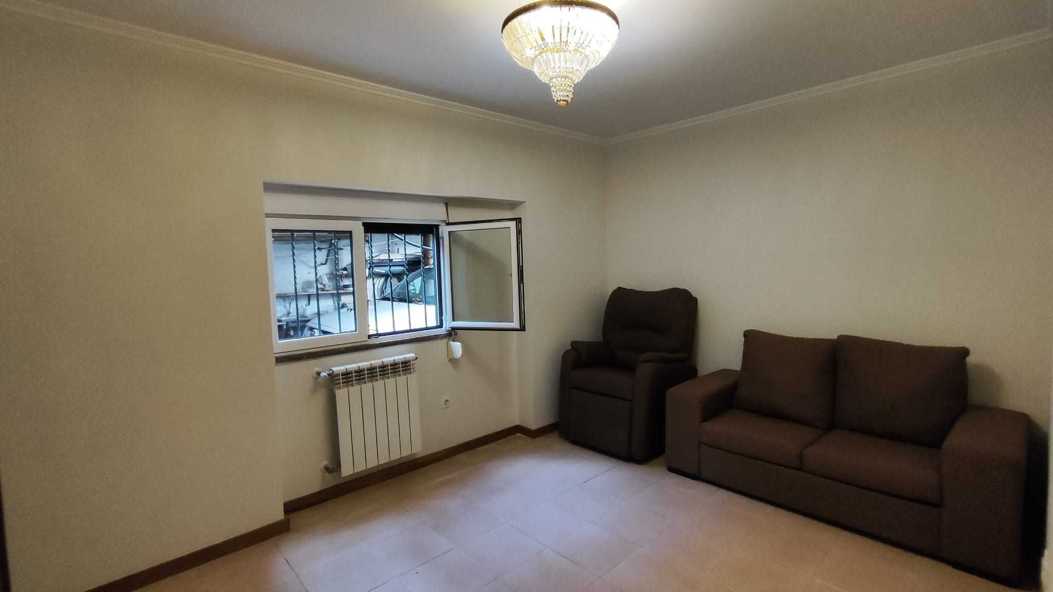 CASCAIS - Arrenda-se apartamento T1 com terraço e aquecimento central