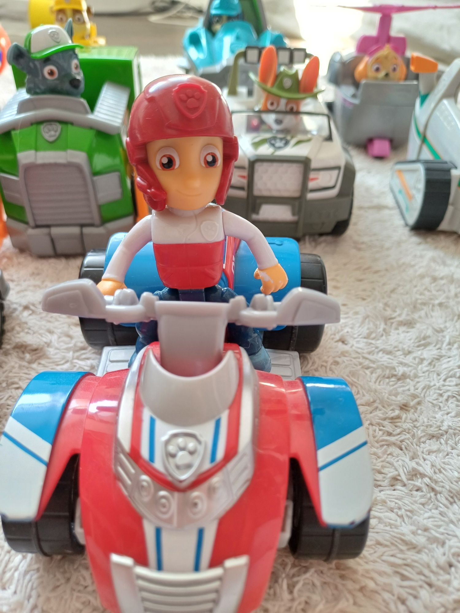 Sprzedam Paw Patrol - zestaw pojazdów Psi Patrol (10 pojazdów + 9 figu