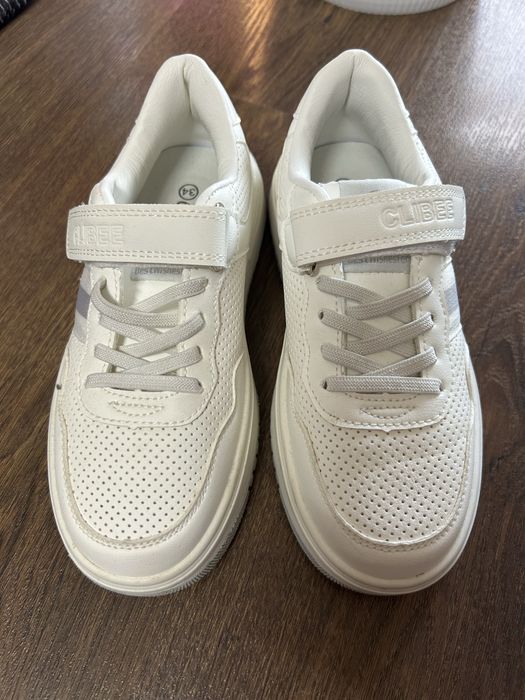 Білі кросівки б/у. Стан нових . 2 рази одягали.