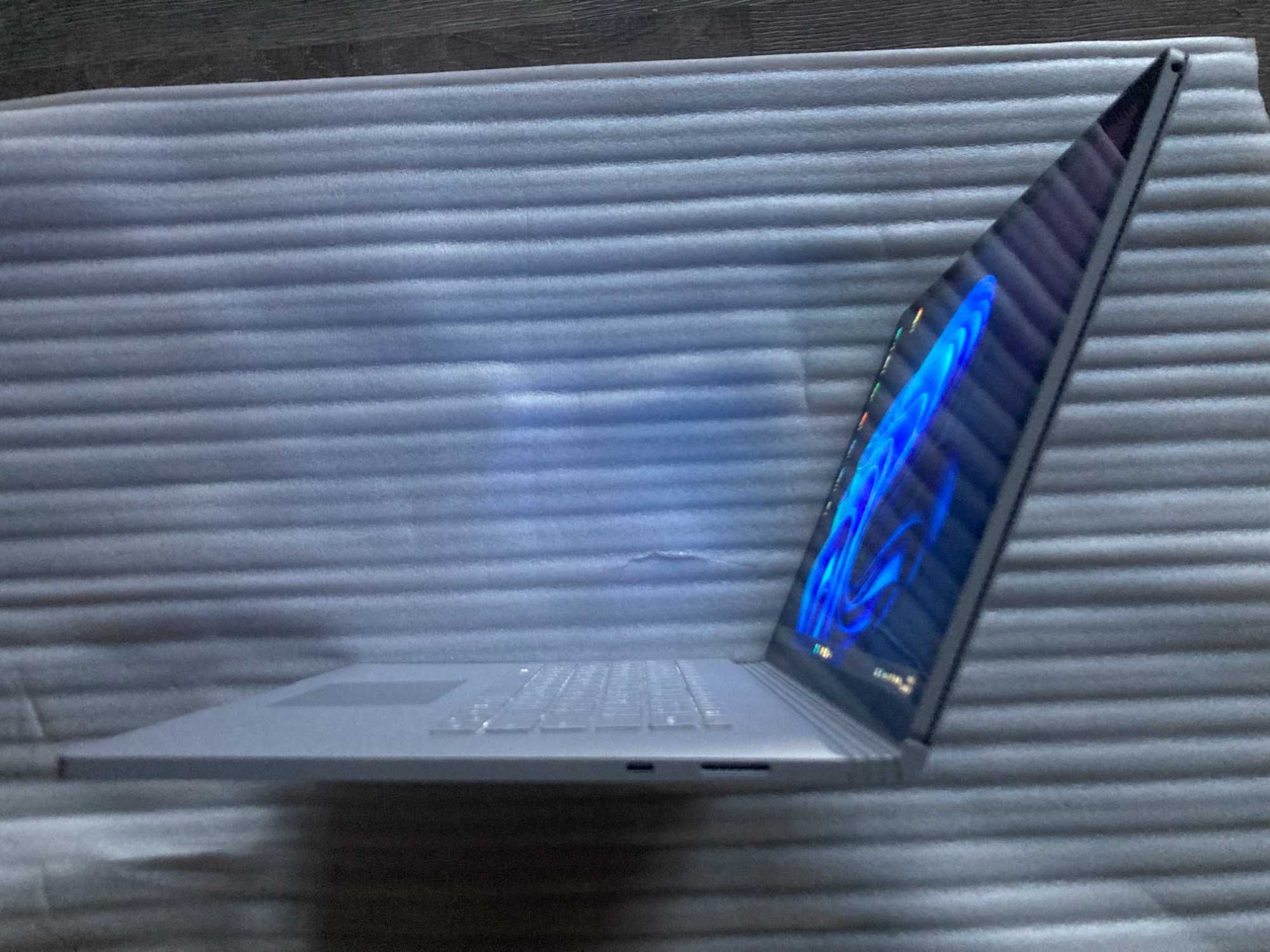 i7,16GB,256GB,NVIDIA GTX 1060 6GB Microsoft Surface Book 2 15" Windows