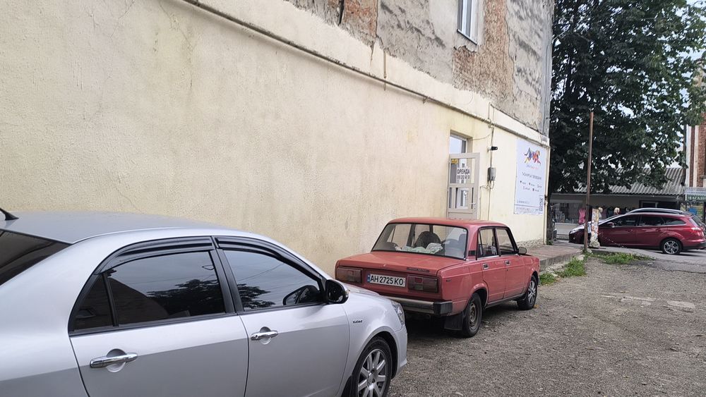 Оренда 35 м2 біля центрального ринку Стрий вул Успенська 44 світло 10