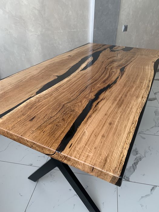 Стіл з епоксидної смоли