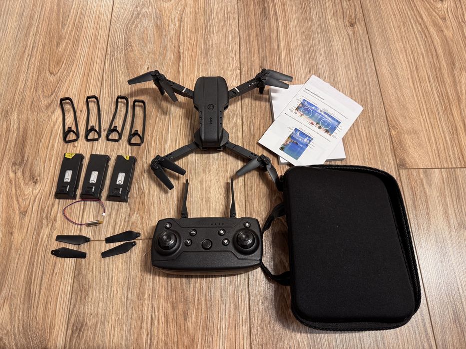 dron E99 kontroler 3x bateria etui zapasowy zestaw śmigieł i silnik